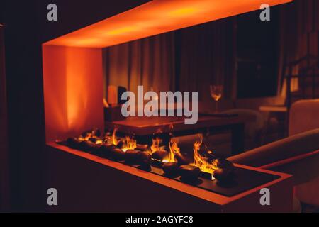 Künstliche elektronische Kamin. Close-up öffnen Zimmer Restaurant Stockfoto