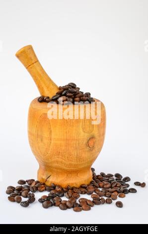 Kaffee Bohnen in Holz Bambus Mörtel auf weißem Hintergrund Stockfoto