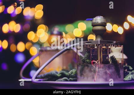 New Year's Hookah, der Geruch Tanne hookah, es gibt Kegel und Zweige des Baums in der Nähe von Es Stockfoto