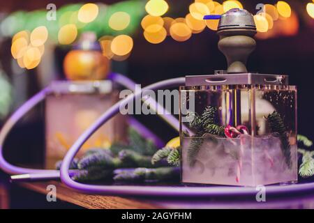 New Year's Hookah, der Geruch Tanne hookah, es gibt Kegel und Zweige des Baums in der Nähe von Es Stockfoto
