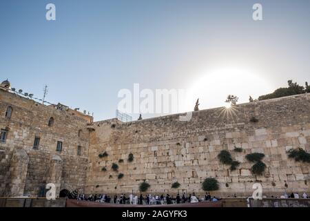 JERUSALEM, Israel - 14. JUNI 2017: Westwand und Menschen in der Altstadt von Jerusalem. Stockfoto