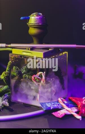 New Year's Hookah, der Geruch Tanne hookah, es gibt Kegel und Zweige des Baums in der Nähe von Es Stockfoto