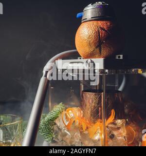 New Year's Hookah, der Geruch Tanne hookah, es gibt Kegel und Zweige des Baums in der Nähe von Es Stockfoto