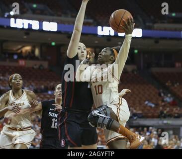 Austin, Texas, USA. 22 Dez, 2019. Texas Longhorns guard Lashann Higgs (10) schießt den Ball wie Stanford Cardinal vorwärts Ashten Prechtel (11) verteidigt während Basketball ist ein NCAA Frauen Spiel zwischen Texas und Stanford an der Frank Erwin Center in Austin, Texas, am Dez. 22, 2019. Texas gewann, 69-64. Credit: Scott Coleman/ZUMA Draht/Alamy leben Nachrichten Stockfoto