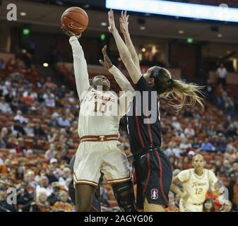 Austin, Texas, USA. 22 Dez, 2019. Texas Longhorns guard Lashann Higgs (10) schießt den Ball während Basketball ist ein NCAA Frauen Spiel zwischen Texas und Stanford an der Frank Erwin Center in Austin, Texas, am Dez. 22, 2019. Texas gewann, 69-64. Credit: Scott Coleman/ZUMA Draht/Alamy leben Nachrichten Stockfoto