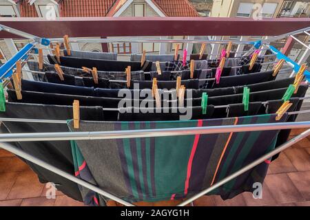 Kleidung hängend mit Wäscheklammern auf einer Wäscheleine in der Sonne auf der Terrasse der Stadt von Colindres, Kantabrien, Spanien, Europa Stockfoto