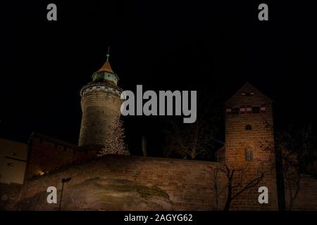 Nürnberger Kaiserburg ist eine der vielen Sehenswürdigkeiten in der Stadt. Es ist auf einem Hügel mit Blick über die Stadt. Nachts ist es spektakulär beleuchtet. Stockfoto