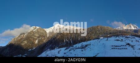 Winter Berge bei Sonnenuntergang in Vals, Schweiz. Gipfel wie der Piz tomuel oder wissensteinhorn Berg sichtbar sind. Stockfoto