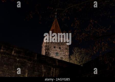 Nürnberger Kaiserburg ist eine der vielen Sehenswürdigkeiten in der Stadt. Es ist auf einem Hügel mit Blick über die Stadt. Nachts ist es spektakulär beleuchtet. Stockfoto