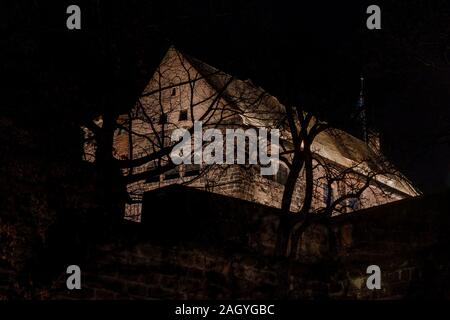 Nürnberger Kaiserburg ist eine der vielen Sehenswürdigkeiten in der Stadt. Es ist auf einem Hügel mit Blick über die Stadt. Nachts ist es spektakulär beleuchtet. Stockfoto