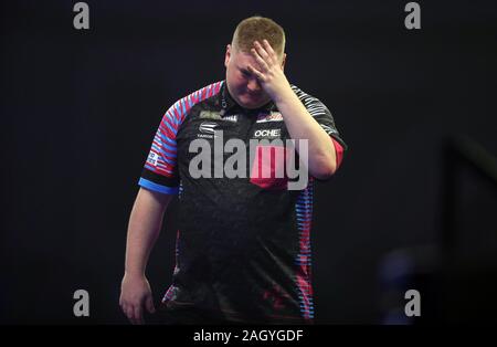 Ricky Evans reagiert während seinem Match gegen Michael van Gerwen bei Tag zehn der William Hill Wm im Alexandra Palace, London. Stockfoto