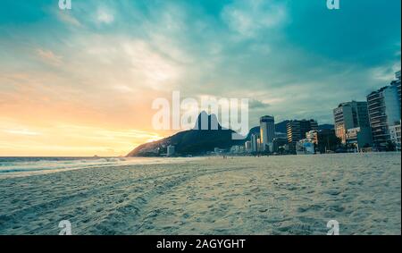 Sonnenuntergang am Strand von Ipanema in Rio de Janeiro, Brasilien Stockfoto