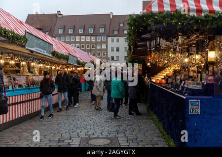 Nürnberg ist eine Stadt. Es ist einer der bekanntesten Weihnachtsmärkte in Deutschland und Urlaubszeit überall in der Stadt sichtbar ist. Stockfoto