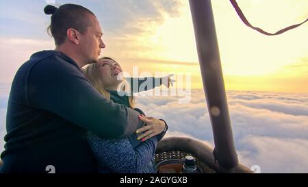 Abenteuer Liebe Paar auf Hot Air Balloon Wassermelone. Mann und Frau kuss Umarmung lieben einander. Brenner Regie Flamme in Hülle. Glückliche Menschen. Stockfoto