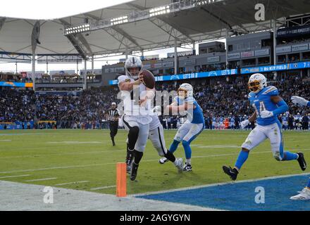 Carson, Kalifornien, USA. 22 Dez, 2019. Oakland Raiders Quarterback Derek Carr (4) kriecht für einen Touchdown während der NFL Spiel zwischen der Los Angeles Ladegeräte und die Oakland Raiders an der Würde des Menschen Gesundheit Sport Park in Carson, Kalifornien. Charles Baus/CSM/Alamy leben Nachrichten Stockfoto