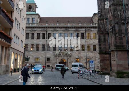 Nürnberg ist eine Stadt. Es ist einer der bekanntesten Weihnachtsmärkte in Deutschland. Polizei patrouillieren, um alles sicher zu halten. Stockfoto