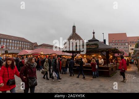 Nürnberg ist eine Stadt. Es ist einer der bekanntesten Weihnachtsmärkte in Deutschland und Urlaubszeit überall in der Stadt sichtbar ist. Stockfoto