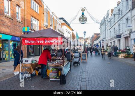 Ein Bauernmarkt in Peascod Street, Windsor, UK im Dezember. Stockfoto