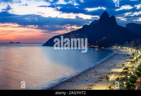 Sonnenuntergang über den Strand von Ipanema in Rio de Janeiro, Brasilien Stockfoto