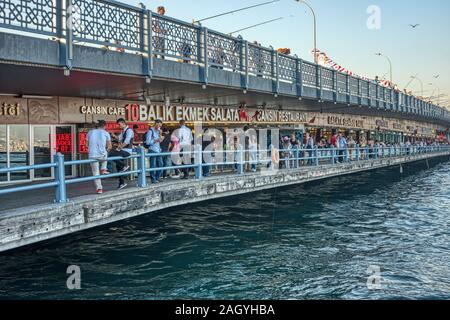 Istanbul, Türkei - 18 September, 2017: Blick auf die Galata Brücke in Istanbul, Türkei, charakteristisch für viele touristische Restaurants und Fischer Stockfoto