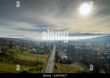 Bild des schönen Dorf in den Bergen mit Blick auf die Nebel über kleine Stadt, viele Häuser in der Libanesischen Berge, wunderschöne Landschaft, malerischen ländlichen Pla Stockfoto