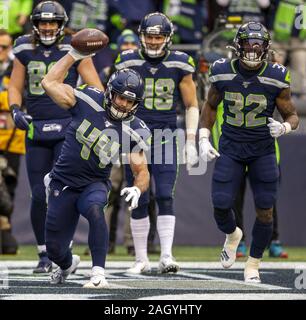 Seattle, USA. 22 Dez, 2019. Seattle Seahawks zurück läuft Nick Bellore (44) Spitzen der Ball nach einem 3 Yard Touchdown pass Arizona-kardinäle Fang im ersten Quartal bei CenturyLink Feld am Sonntag, 22. Dezember 2019 in Seattle, Washington. T Foto von Jim Bryant/UPI Quelle: UPI/Alamy leben Nachrichten Stockfoto