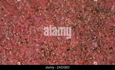 Kochen macht Fleisch Medaillons für Burger. Koch in schwarz Handschuhe macht Schnitzel essen. Die koteletts sind in Stahl Ring in eine noch Medaillon eingeebnet. Stockfoto