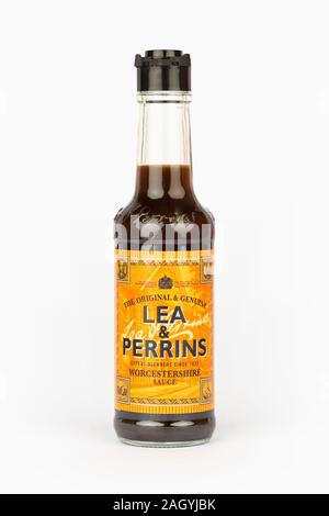 Eine Flasche von Lea & Perrins Worcestershire Sauce Schuß auf einem weißen Hintergrund. Stockfoto