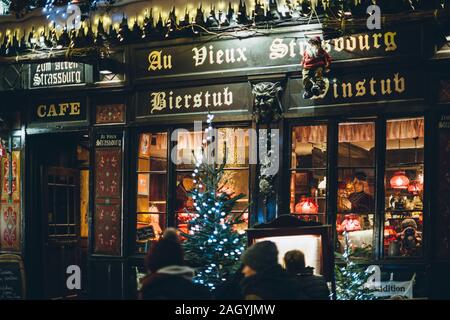 Straßburg, Frankreich - Dez 20, 2016: Fassade des Au Vieux Straßburg Bierstub winstub Traditionellen elsässischen Restaurant mit Fußgängern zu Fuß auf dem für den Weihnachtsmarkt Gebäude Fassade Stockfoto