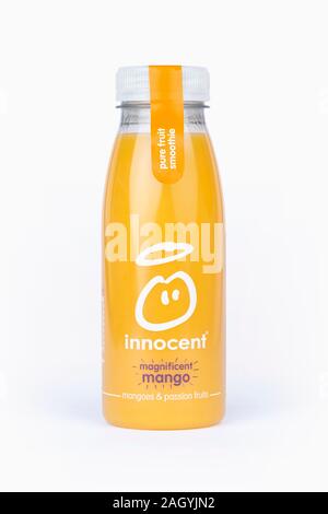 Eine Flasche Unschuldige herrliche Mango Smoothie trinken Schuß auf einem weißen Hintergrund. Stockfoto