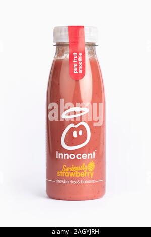 Eine Flasche unschuldige Ernst Erdbeere Smoothie trinken Schuß auf einen gelben Hintergrund. Stockfoto