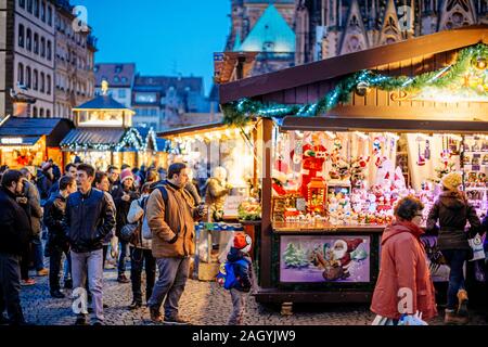 Straßburg, Frankreich - Dez 20, 2016: große Gruppe Touristen entdecken die Weihnachtsmarkt in Straßburg trinken Glühwein kaufen Geschenke mit Maison Kammerzell im Hintergrund Stockfoto