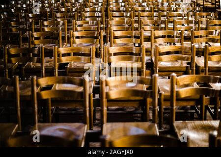 Vorderansicht der Kirche Sitze in einer Reihe Perspektive Blick in das Innere der Kathedrale Notre-Dame de Strasbourg Stockfoto