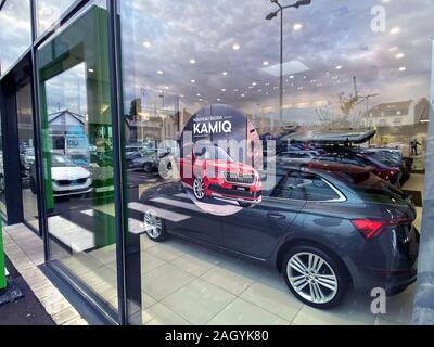 Paris, Frankreich, 25.Oktober 2019: Eingang zu Skoda Auto Showroom mit Werbung für die Neue Kamiq SUV starten Stockfoto