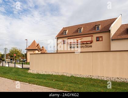 Roppenheim, Frankreich - Okt 7, 2017: Fassade von Nike Factory Store im Outlet Village mit Kunden im Hintergrund Stockfoto