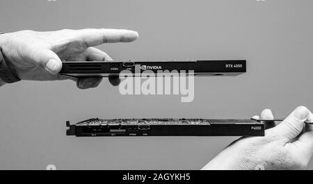 Paris, Frankreich, 28.März, 2019: der Mann, der die Hände im Vergleich mit den neuesten Nvidia Quadro professional GPU Grafikkarte RTX4000 Mit p4000 Schwarz/Weiß-Bild Stockfoto