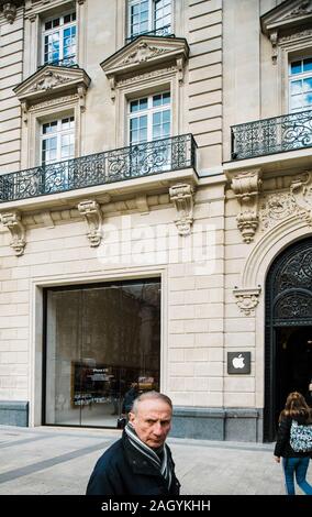 Paris, Frankreich - Mar 19, 2019: Die Menschen vor der legendären Apple Computer Store auf der Champs Elysee Stockfoto