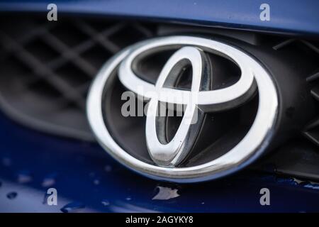 Nahaufnahme von einem silberfarbenen Toyota Logo an der Vorderseite eines Toyota Auto Stockfoto