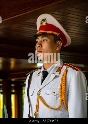 Militärischer Bewachung an der hölzernen Stelzenhaus, Ho Chi Minh Mausoleum Complex, Hanoi, Vietnam, Asien Stockfoto