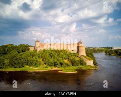 Die erstaunliche Sommer Blick auf die alte Festung Iwangorod, Russland, am Ufer des Flusses Narva Narva Castle in Estland. Platz kopieren Stockfoto