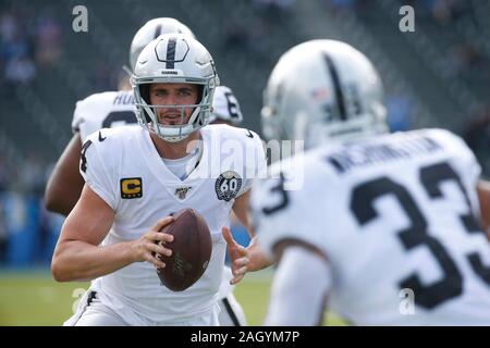 Carson, Kalifornien, USA. 22 Dez, 2019. Oakland Raiders Quarterback Derek Carr (4) in Aktion während der NFL Spiel zwischen der Los Angeles Ladegeräte und die Oakland Raiders an der Würde des Menschen Gesundheit Sport Park in Carson, Kalifornien. Charles Baus/CSM/Alamy leben Nachrichten Stockfoto