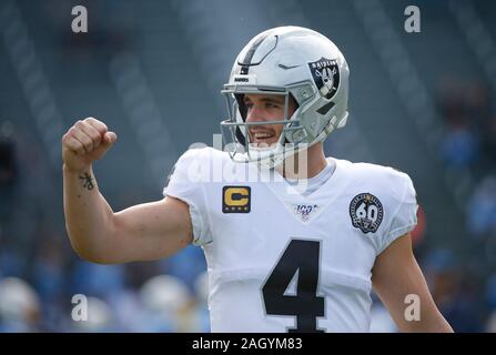 Carson, Kalifornien, USA. 22 Dez, 2019. Oakland Raiders Quarterback Derek Carr (4) in Aktion während der NFL Spiel zwischen der Los Angeles Ladegeräte und die Oakland Raiders an der Würde des Menschen Gesundheit Sport Park in Carson, Kalifornien. Charles Baus/CSM/Alamy leben Nachrichten Stockfoto