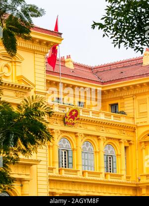 Französisch-kolonialen ehemaligen Indochina Generalgouverneur Palace, jetzt Präsidentenpalast, gelbes Gebäude, Ho Chi Minh Mausoleum Complex, Hanoi, Vietnam, Asien Stockfoto