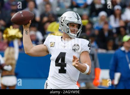 Carson, Kalifornien, USA. 22 Dez, 2019. Oakland Raiders Quarterback Derek Carr (4) wirft einen Pass während der NFL Spiel zwischen der Los Angeles Ladegeräte und die Oakland Raiders an der Würde des Menschen Gesundheit Sport Park in Carson, Kalifornien. Charles Baus/CSM/Alamy leben Nachrichten Stockfoto