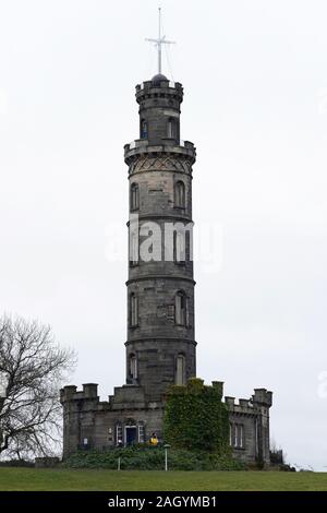 Nelson Denkmal auf Carlton Hill, Edinburgh, Schottland, UK, auf einem sehr bewölkten Tag im frühen Winter. Stockfoto