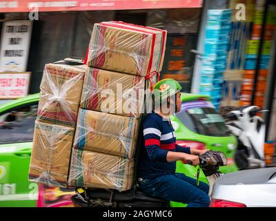 Vietnamesische Mann reiten Motorrad Transport box Last, Hanoi, Vietnam, Asien Stockfoto