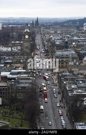 Blick auf die Princes Street von Calton Hill an einem übergiebelten Tag Mitte Dezember. Edinburgh, Schottland, Großbritannien Stockfoto
