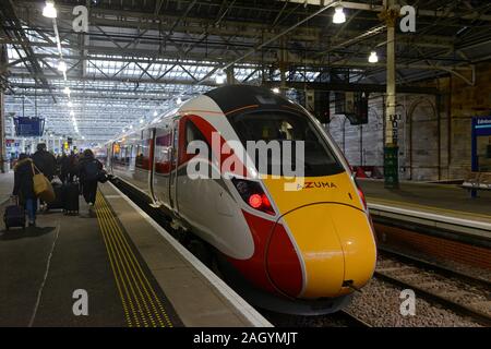 Eine LNER Azuma Zug steht bei der Waverley Station in Edinburgh mit einem Service in London Kings Cross. Stockfoto