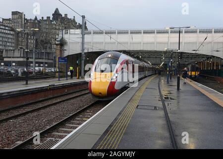 Eine LNER Azuma Zug steht bei der Waverley Station in Edinburgh mit einem Service in London Kings Cross. Stockfoto