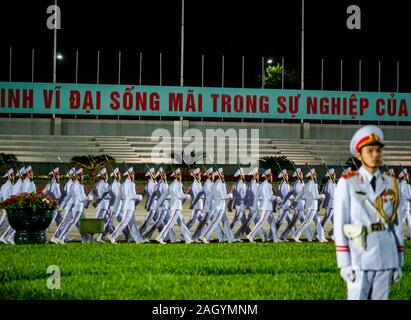 Nacht Wachwechsel Zeremonie, Ho Chi Minh Mausoleum, Ba Dinh Square, Hanoi, Vietnam, Asien Stockfoto